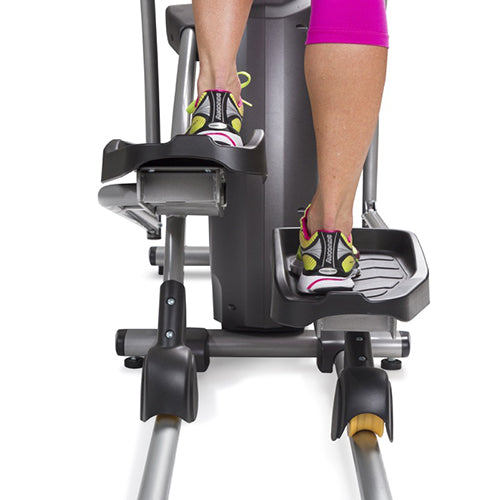 Outlet Spirit Fitness Elliptical XE195 Bodytrading